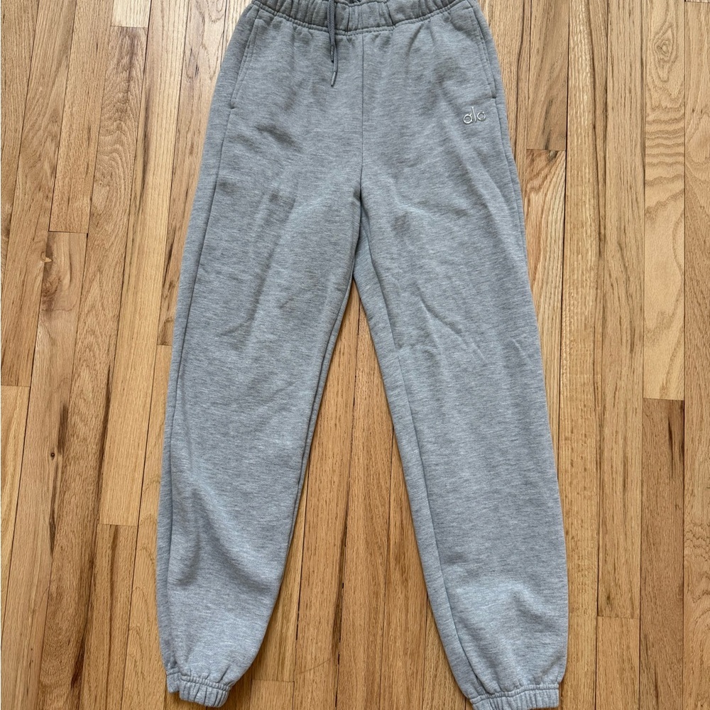 ALO Yoga Accolade Sweatpants in Athletic Gray - Picture 2 of 8
